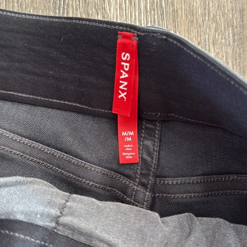 SPANX Twill 6” short - Picture 4 of 5